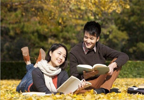 阿強(qiáng)與小曼在校園讀書