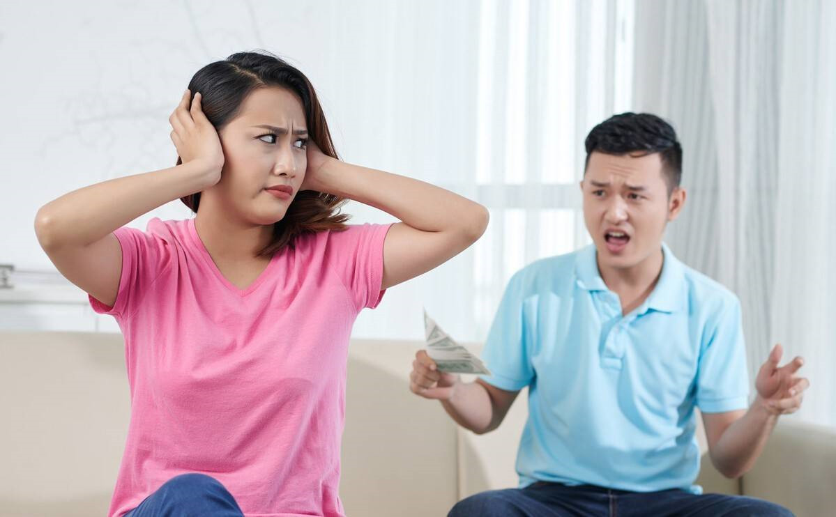 在處理婚外情時(shí)，自己去做好還是委托深圳偵探公司更好呢?